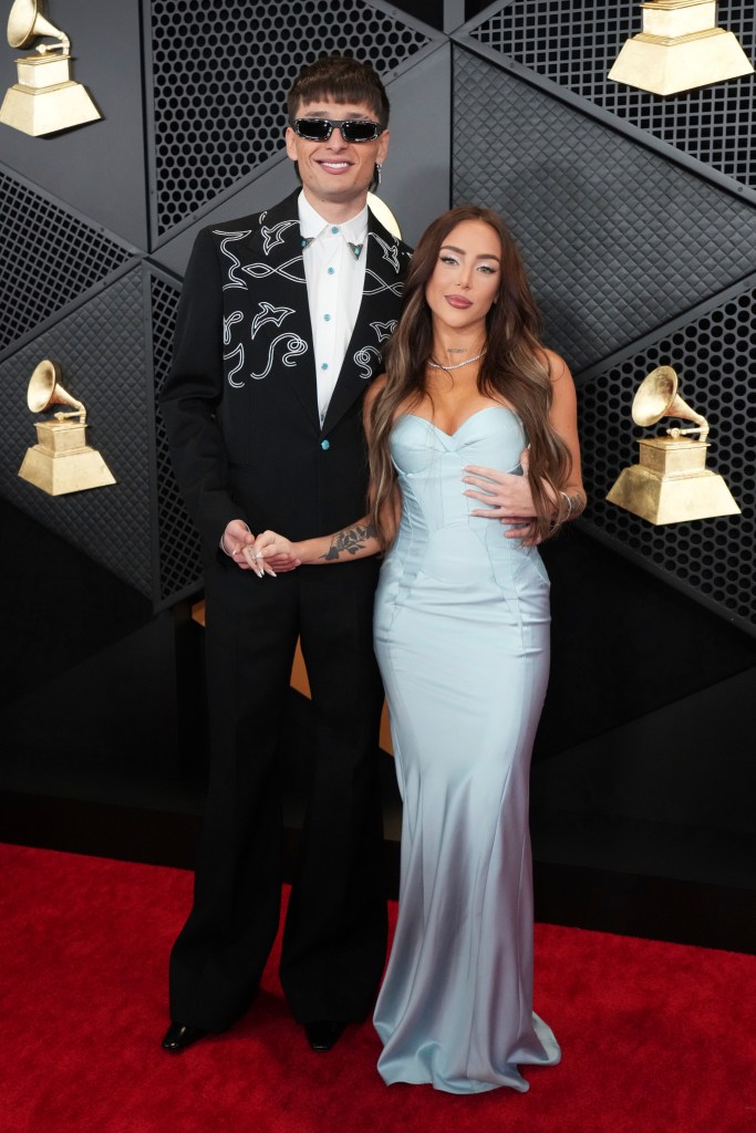 Peso Pluma y Nicki Nicole en la alfombra roja de los Grammy 2024