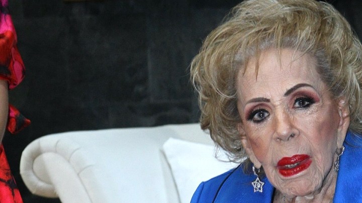 Silvia Pinal recibe en compañía de su hija Sylvia Pasquel el premio "Alas de Cuauhtémoc" de manos de la alcaldesa Sandra Cuevas como reconocimiento a su amplia trayectoria artística/México, 21 de junio 2023.