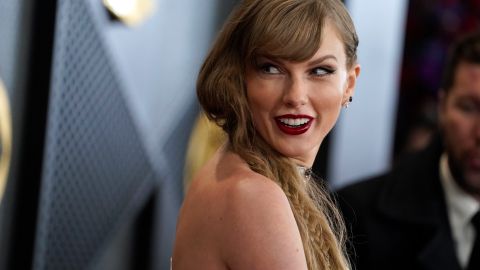 Taylor Swift deslumbró en la alfombra roja de los Grammy 2024