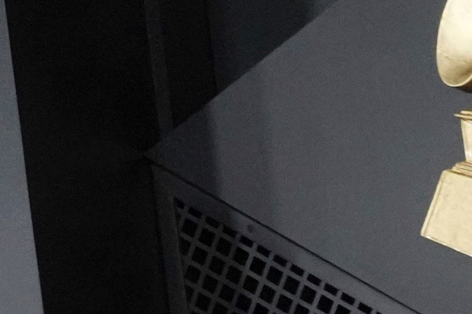 Taylor Swift en la alfombra roja de los Grammy 2024