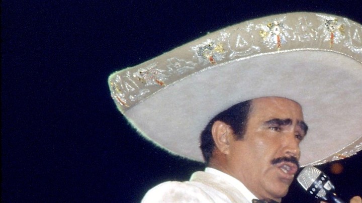 Vicente Fernández y Roberto Carlos interpretan juntos "Aunque Mal Paguen Ellas"/México, 1989.