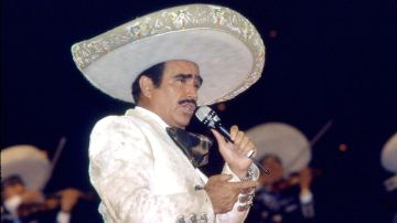 Vicente Fernández y Roberto Carlos interpretan juntos "Aunque Mal Paguen Ellas"/México, 1989.