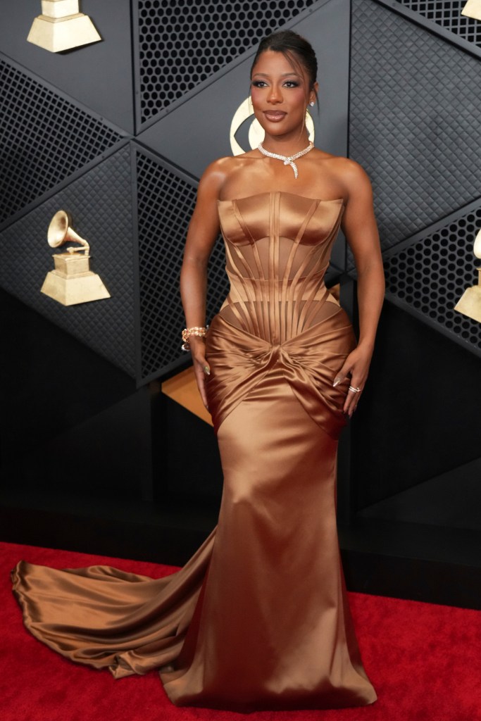 Victoria Monet en la alfombra roja de los Grammy 2024