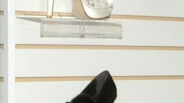 Yadhira Carrillo posa orgullosa y besa a su prometido Juan Collado, ex esposo de la también actriz Leticia Calderón, durante la inauguración de su zapatería, que tuvo a su amigo Pablo Montero como padrino de honor/México, 30 de septiembre 2011.