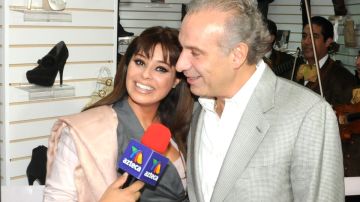 Yadhira Carrillo posa orgullosa y besa a su prometido Juan Collado, ex esposo de la también actriz Leticia Calderón, durante la inauguración de su zapatería, que tuvo a su amigo Pablo Montero como padrino de honor/México, 30 de septiembre 2011.