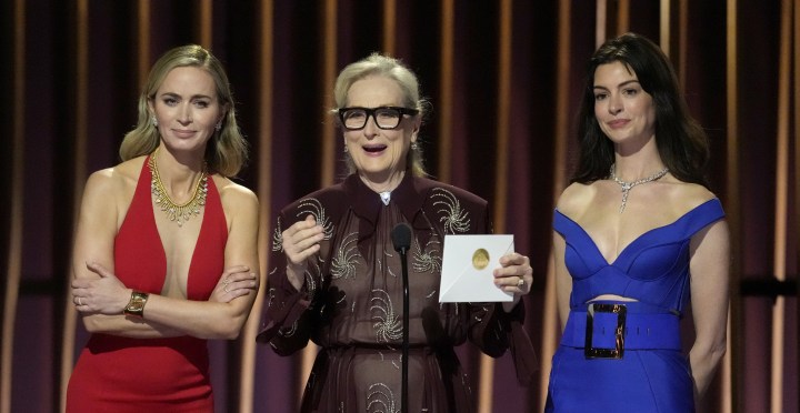 Emily Blunt, Meryl Streep y Anne Hathaway en los Screen Actors Guild Awards el sábado 24 de febrero de 2024.