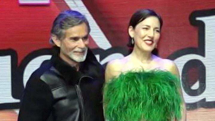 Humberto Zurita junto a Stephanie Salas presentando su obra teatral 'Papito Querido'.