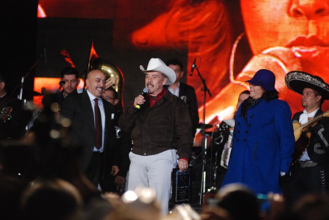 Lupillo Rivera se encuentra distanciados de sus padres, Pedro y Rosa Rivera.