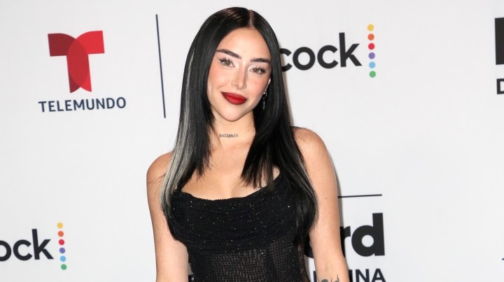 Nicki Nicole fue vista tomada de la mano con otro hombre.