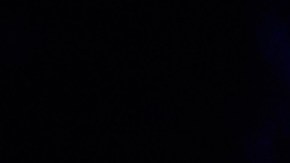 Taylor Swift y Travis Kelce se besan mientras cantan ‘Love Story’ y sus fanáticos enloquecen