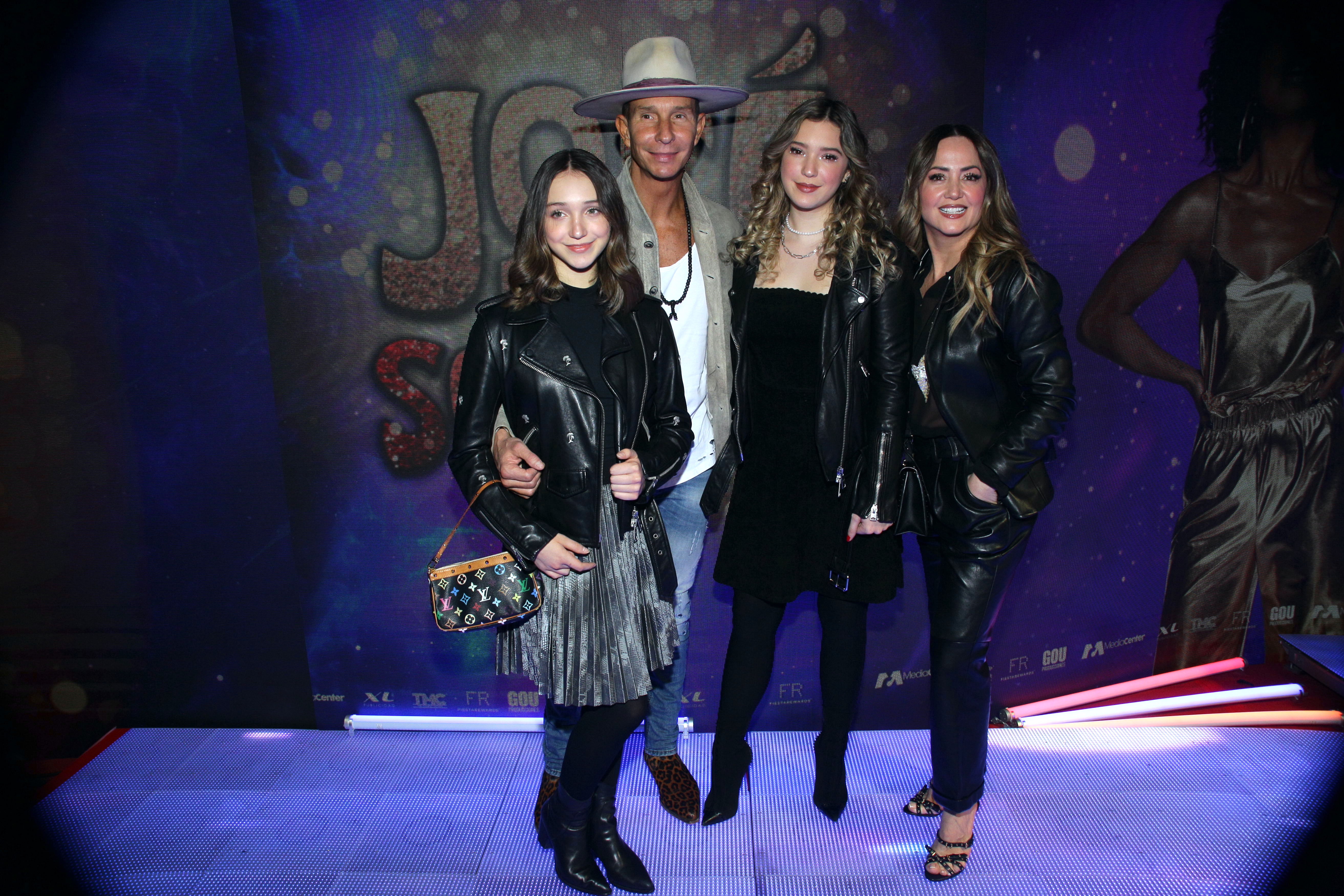 Andrea Legarreta junto a Erik Rubín y sus dos hijas, Mía y Nina.