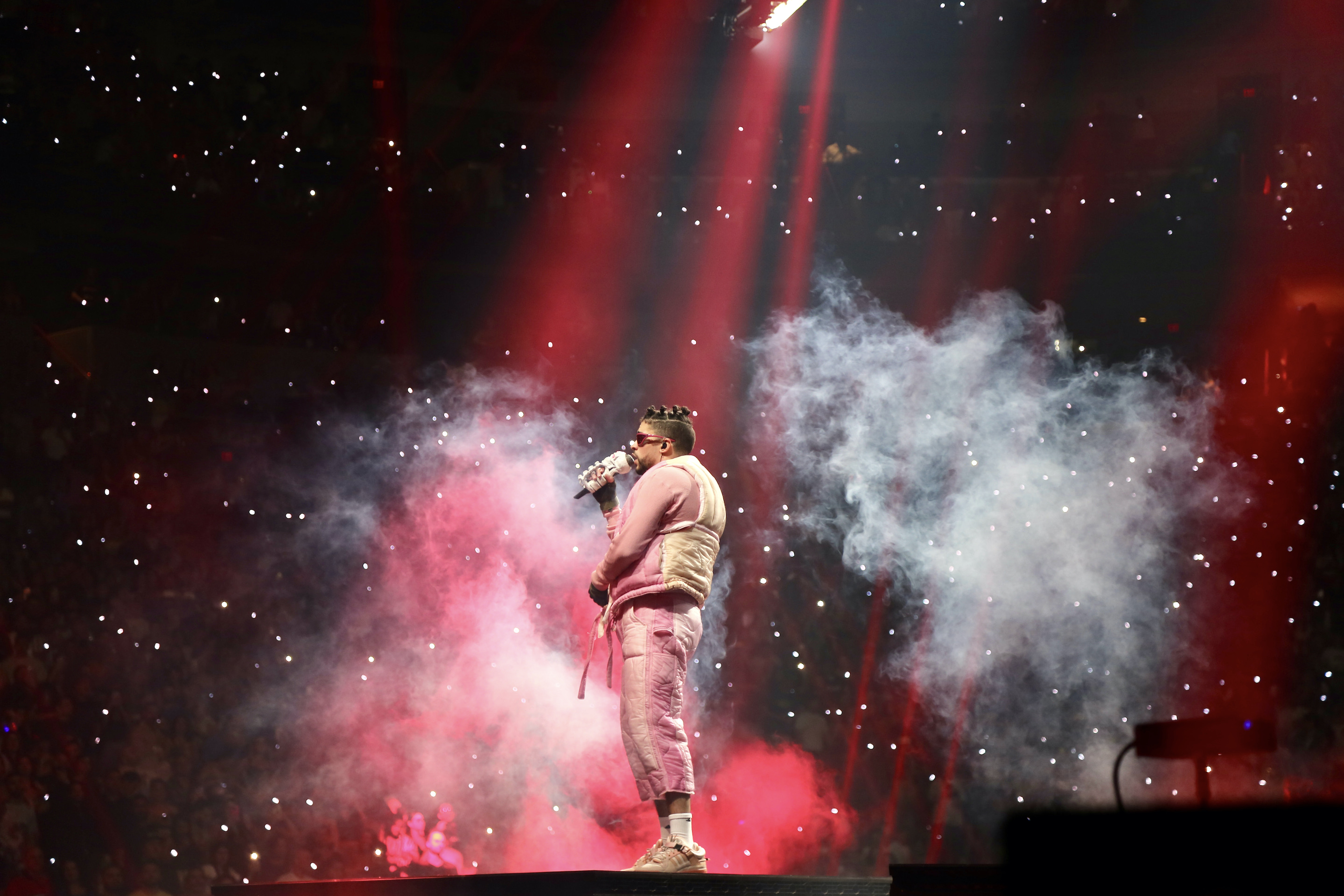 Bad Bunny durante su concierto en la FTX Arena de Miami de su gira mundial "El Último Tour Del Mundo 2022"/Miami, 2 de abril 2022.