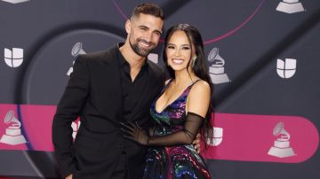 Becky G y Sebastián Lletget en los Latin Grammy 2022, cuando estaban comprometidos