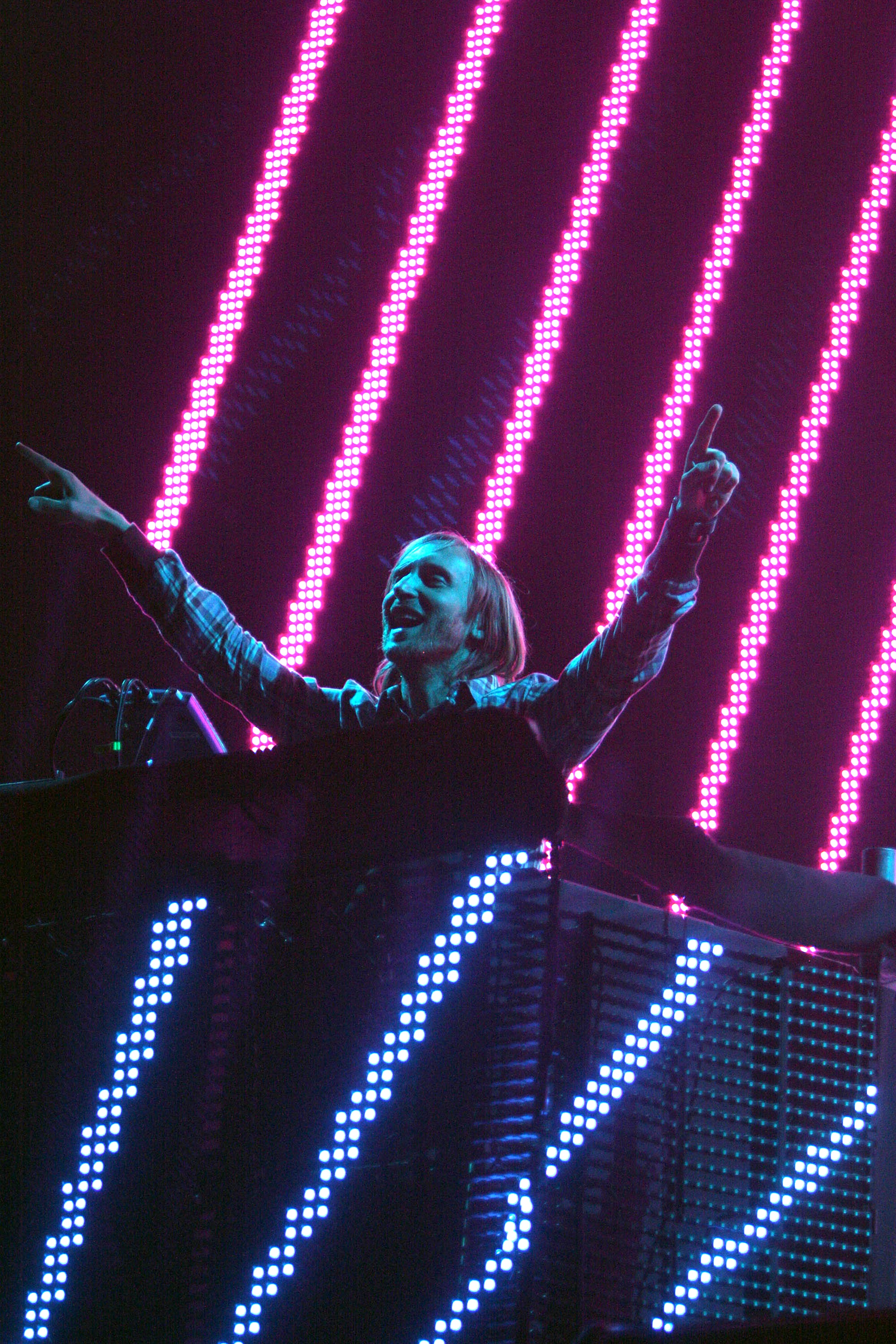 El DJ David Guetta conquistó con las versiones electrónicas de su "One Love Tour" a los 75 mil espectadores que se reunieron en el Estadio Azteca, como aperitivo a la presentación de The Black Eyed Peas/México, 2 de septiembre 2010.