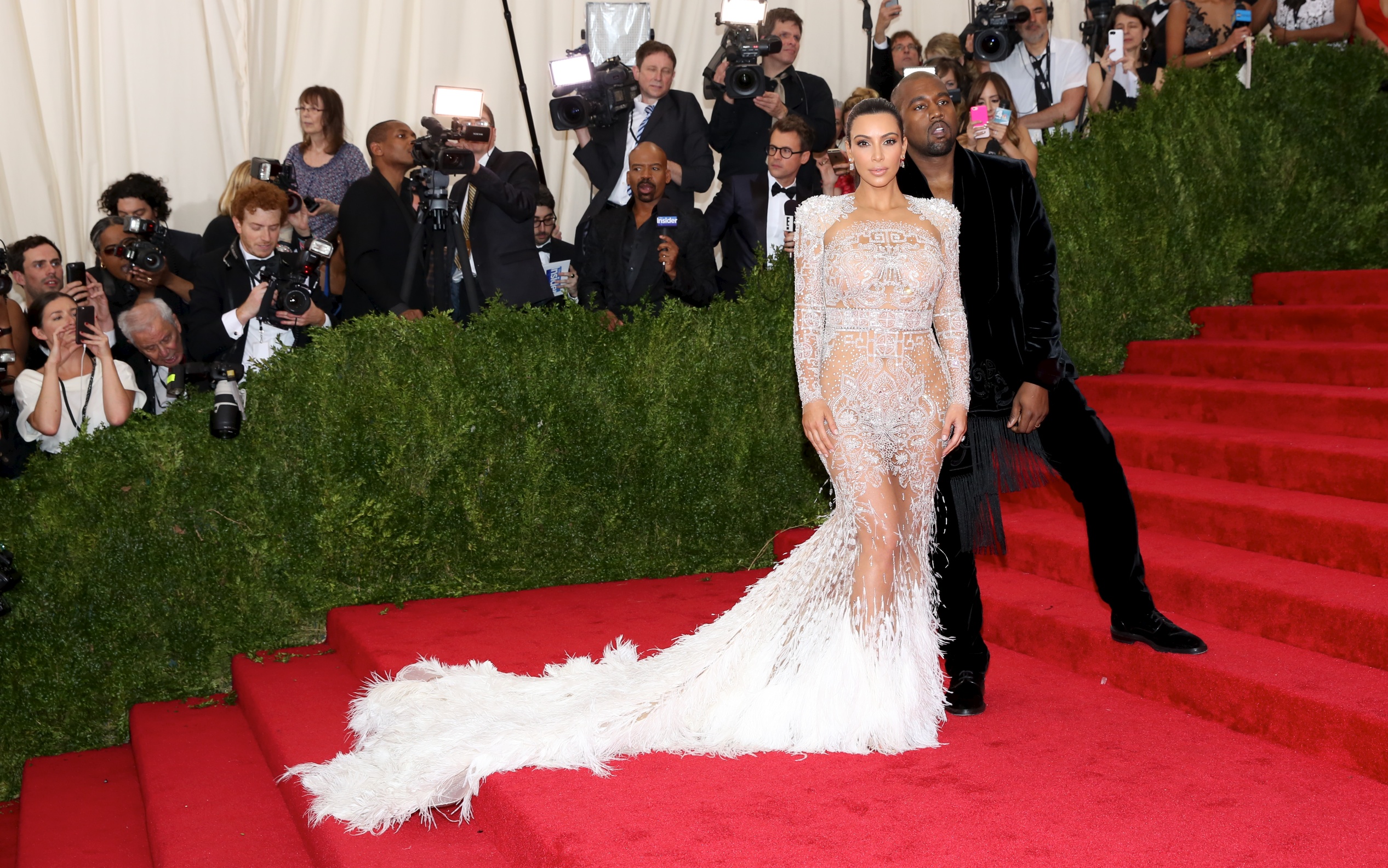 Kim Kardashian y Kanye West desfilan por la alfombra roja de la Gala MET 2015, la cual se llevó a cabo en el Museo Metropolitano de Nueva York/Nueva York, 4 de mayo de 2015.