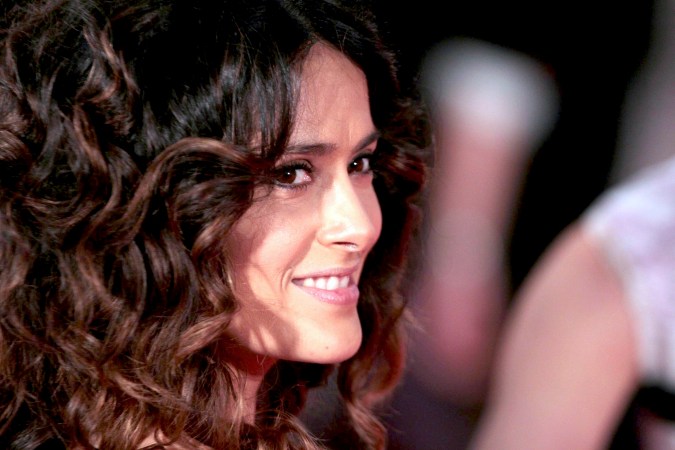 Salma Hayek en la alfombra roja de los Premios Goya 2012.