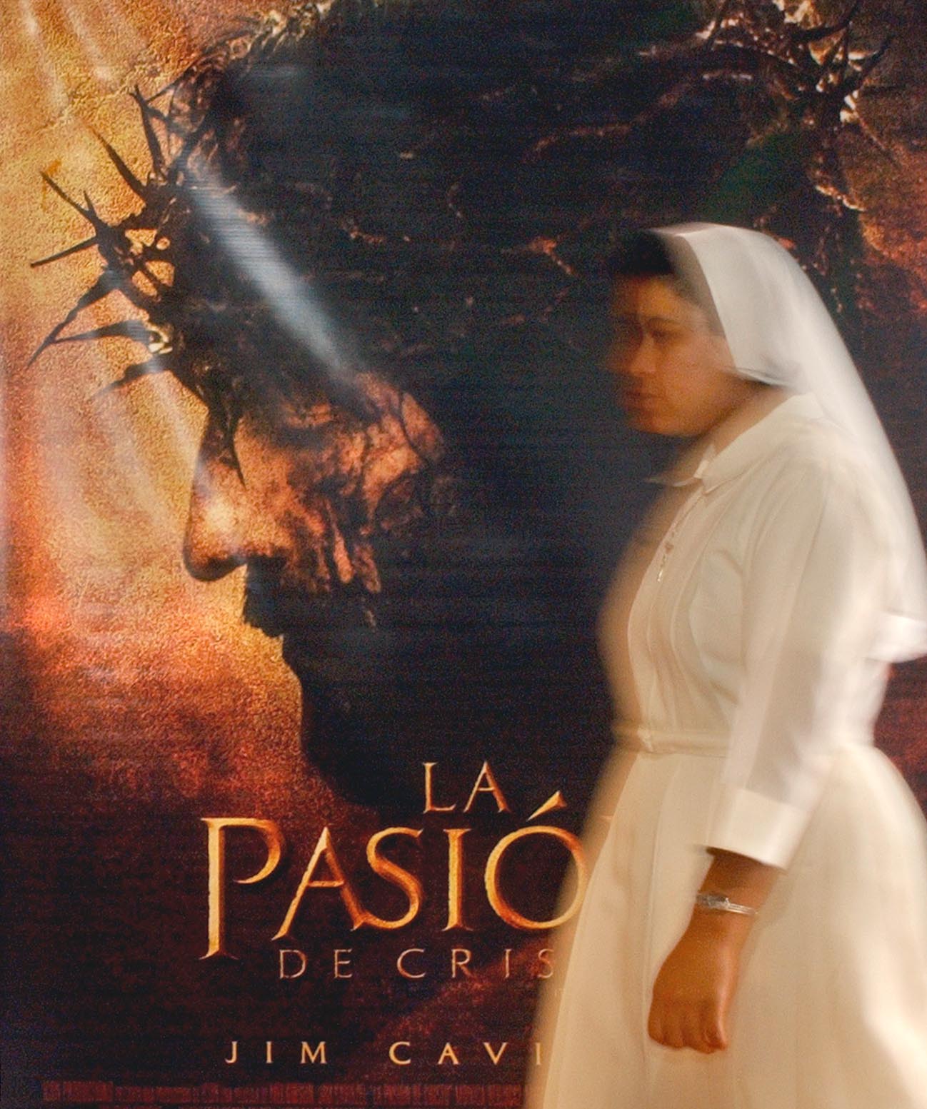 Una monja camina en una sala de cine que proyecta el estreno de ‘La Pasión de Cristo’ Nicaragua, el 18 de marzo de 2004.