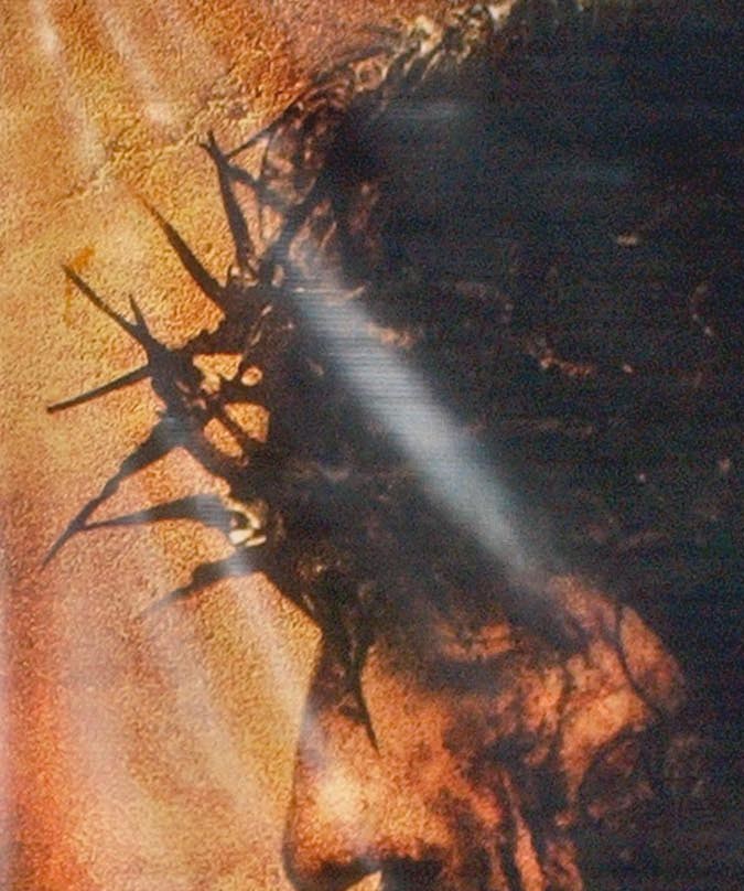 Una monja camina en una sala de cine que proyecta el estreno de ‘La Pasión de Cristo’ Nicaragua, el 18 de marzo de 2004.