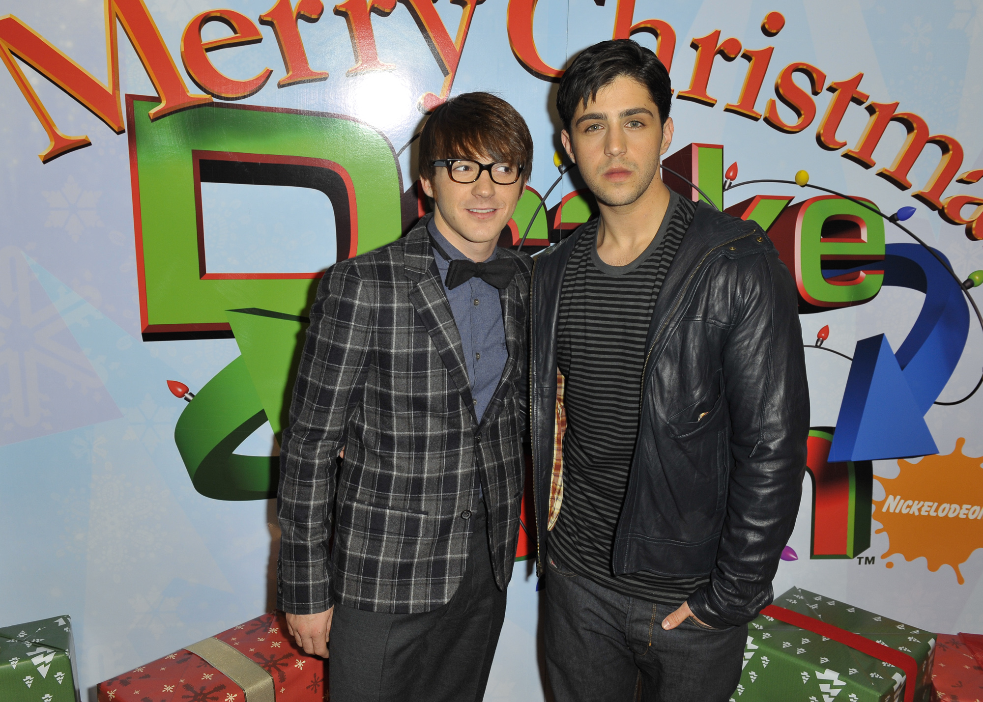 Drake Bell y Josh Peck en la premiere de 'Merry Christmas, Drake & Josh!' en 2008.