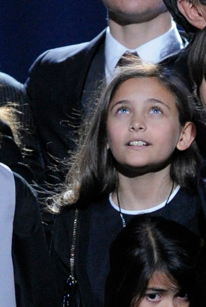 Prince, Michael II "Blanket" y Paris Jackson en el escenario durante el servicio conmemorativo de Michael Jackson en el Staples Center de Los Ángeles el 7 de julio de 2009.