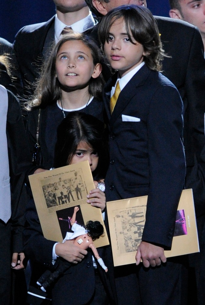 Prince, Michael II "Blanket" y Paris Jackson en el escenario durante el servicio conmemorativo de Michael Jackson en el Staples Center de Los Ángeles el 7 de julio de 2009.
