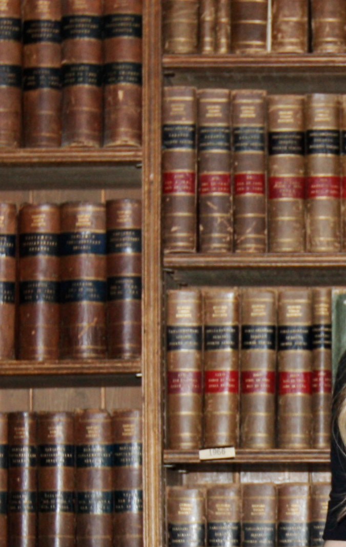 Shakira posa para los fotógrafos en la biblioteca de la Universidad de Oxford en Inglaterra en diciembre de 2009.