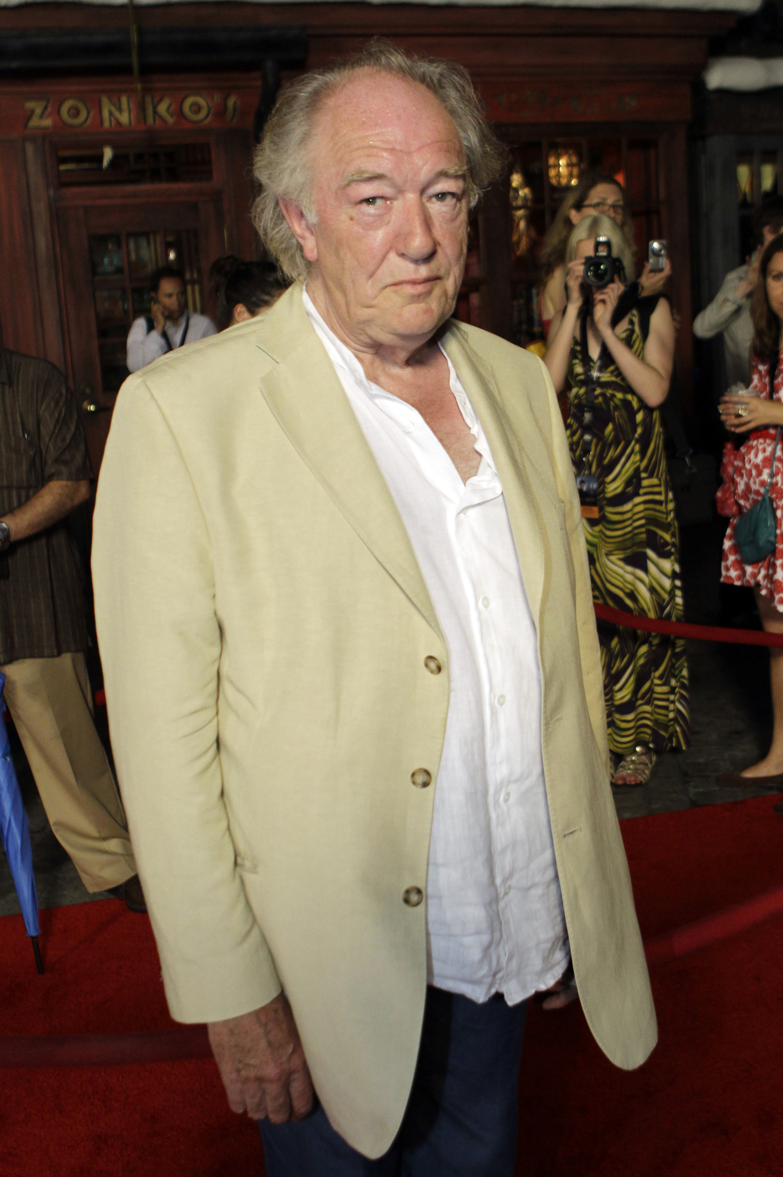 El actor Michael Gambon llega a la gran celebración de inauguración del Wizarding World of Harry Potter en el parque temático Universal Orlando Resort en Orlando, Florida, el miércoles 16 de junio de 2010.