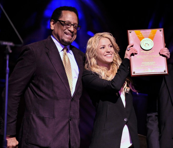 Shakira con una placa que la nombra Artista del Año de la Fundación Harvard y a su lado el director de la organización Allen Counter en la Universidad de Harvard en Cambridge en diciembre de 2011.