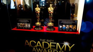 Las estatuillas de los Oscar que se entregarán a los ganadores de Mejor Actor y Mejor Actriz.