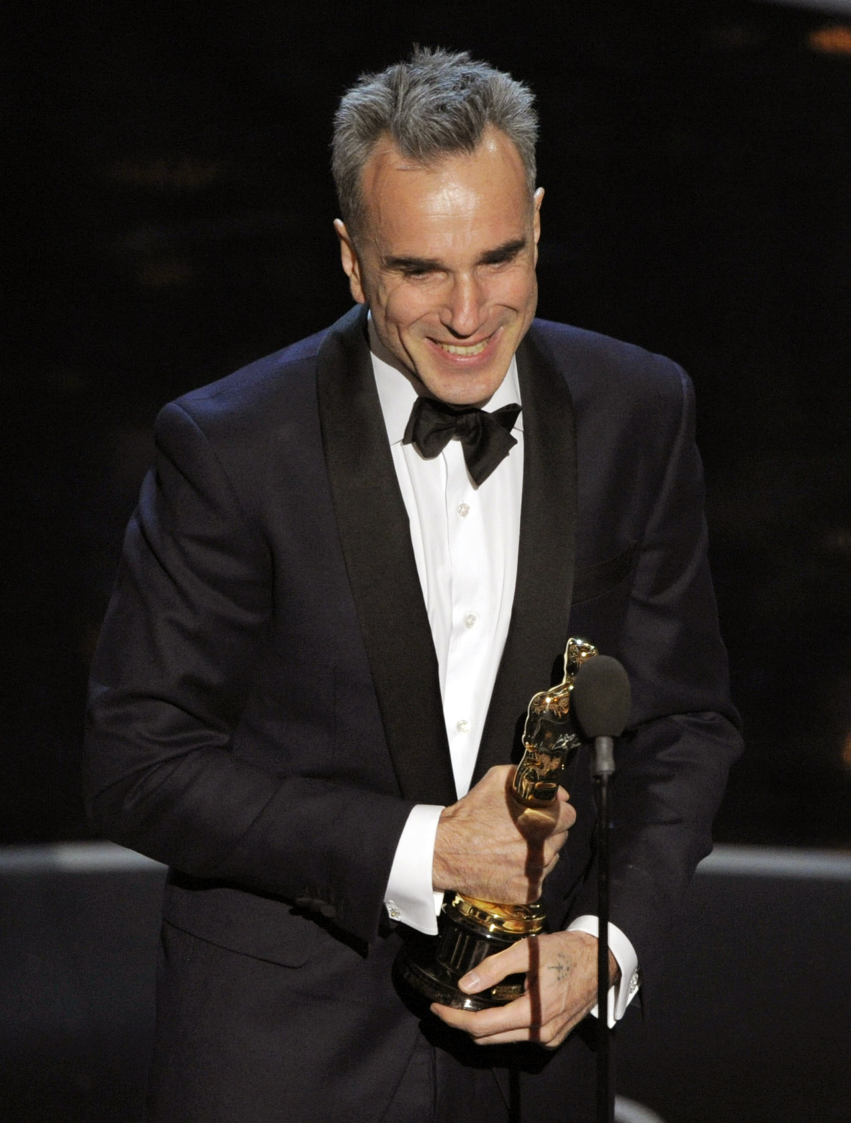 Daniel Day-Lewis aceptando el premio a ‘Mejor Actor’ protagónico por ‘Lincoln’ durante los Oscar de 2013.