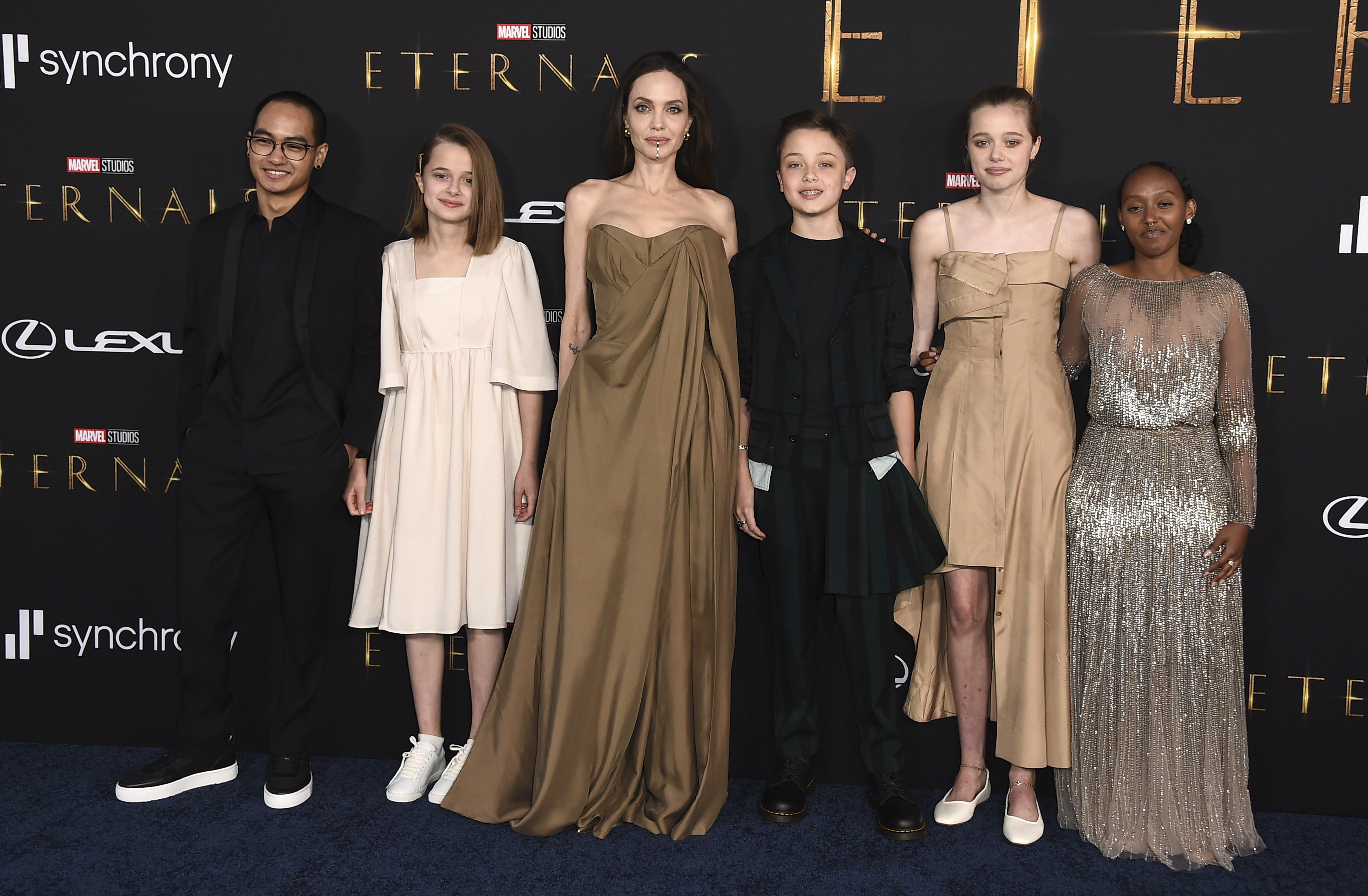 Angelina Jolie junto a sus hijos en la premiere de 'Eternals'.