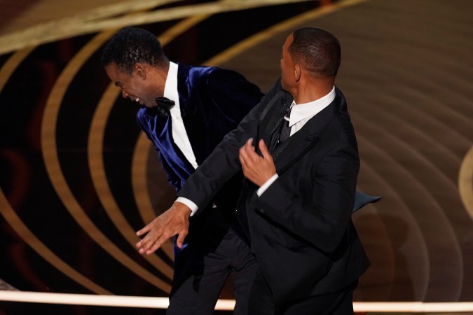 Will Smith abofeteó a Chris Rock en la ceremonia de premiación de la edición 94 de los premios Oscar.