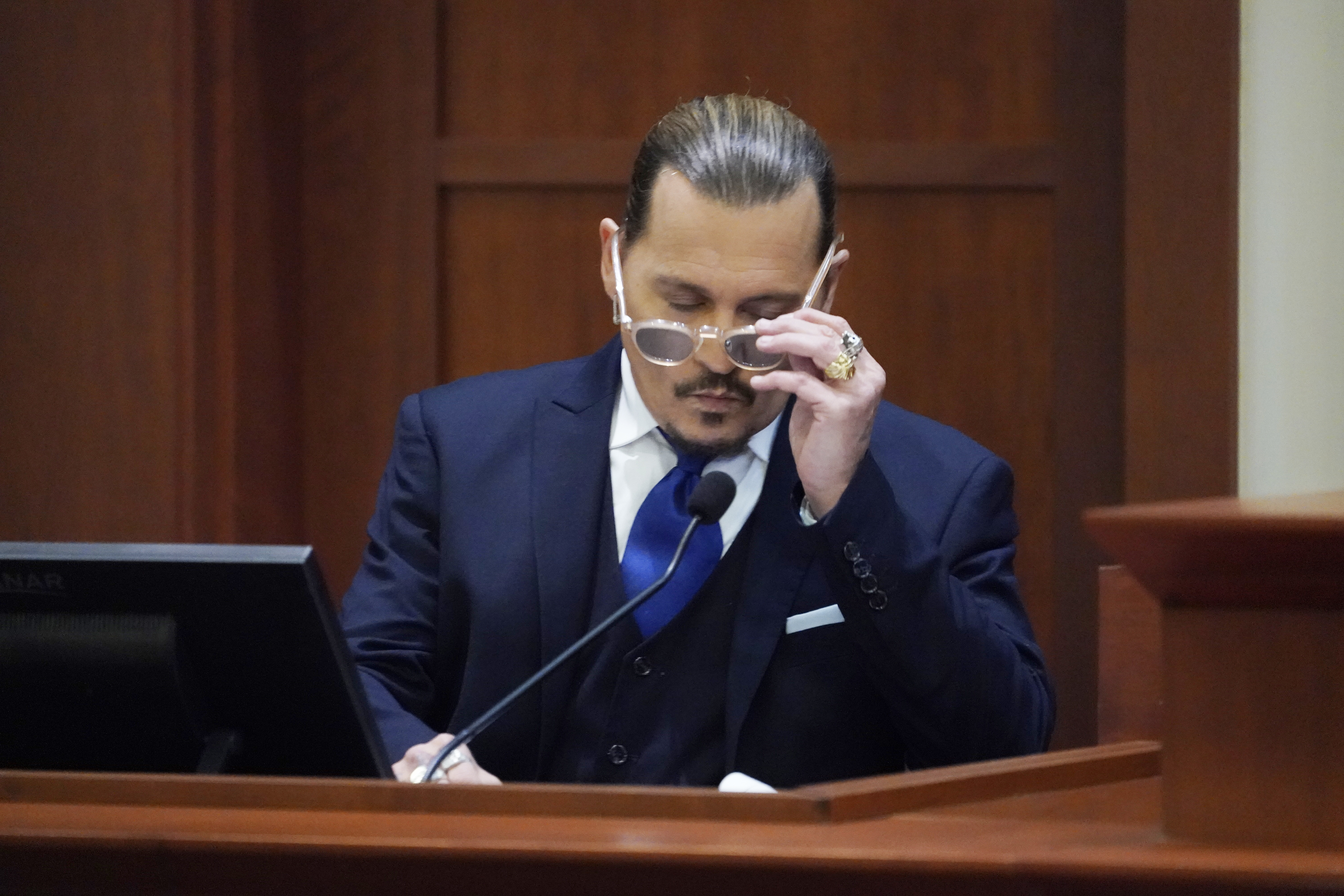 Johnny Depp testificando en el juicio de difamación contra su exesposa Amber Heard en abril de 2022.