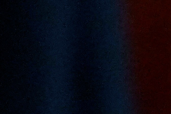 Johnny Depp hablando con su abogado Ben Chew, en la sala del tribunal de circuito del condado de Fairfax en Fairfax, Virginia, en mayo de 2022.