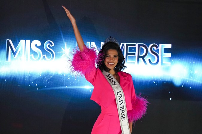 Miss Universo Sheynnis Palacios asiste a una conferencia de prensa en la Ciudad de México.