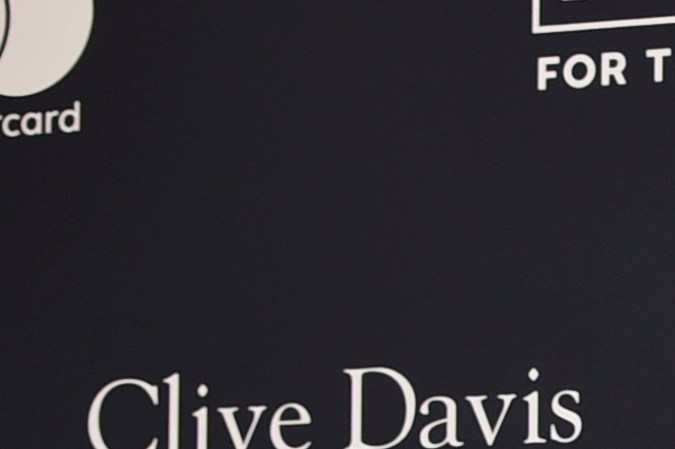 Nicki Nicole y Peso Pluma en la gala de los pre Grammy 2024.