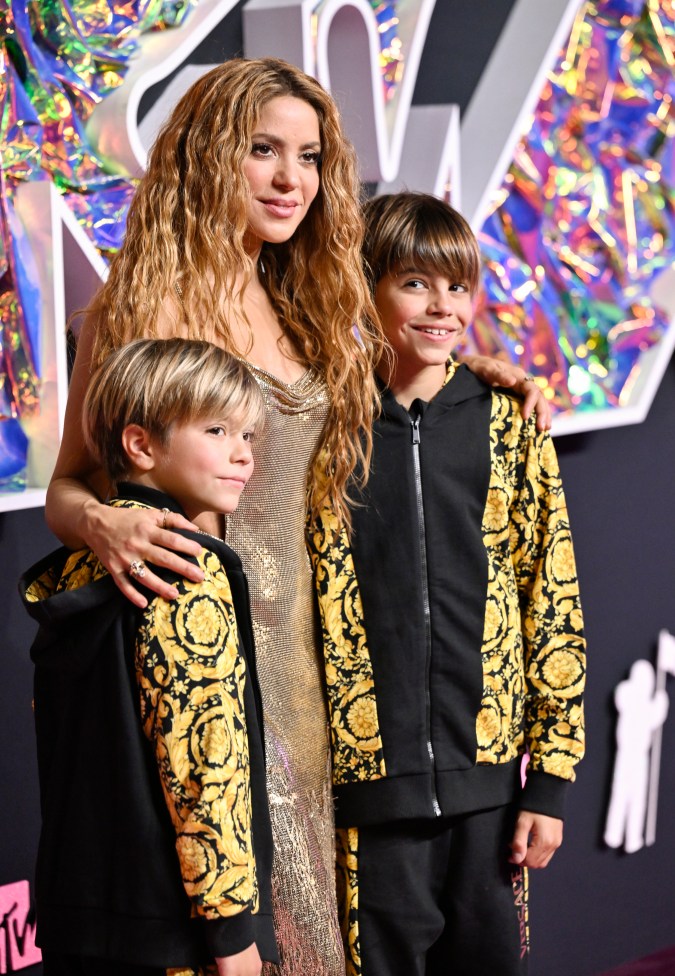 Shakira junto a sus hijos, Milan y Sasha, en la alfombra rosa de los MTV Video Music Awards en septiembre de 2023.