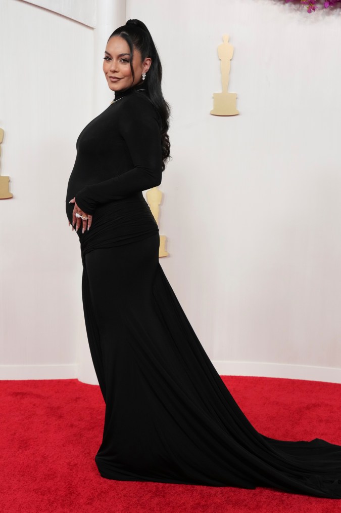 Vanessa Hudgens presume su embarazo en la alfombra roja de los Premios Oscar 2024
