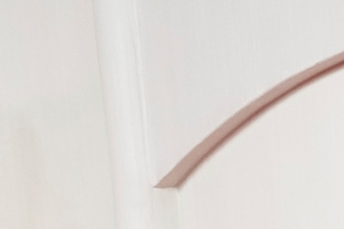 Liza Koshy posa en la alfombra roja de los premios Oscar 2024.