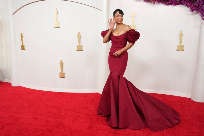 Liza Koshy posa en la alfombra roja de los premios Oscar 2024.
