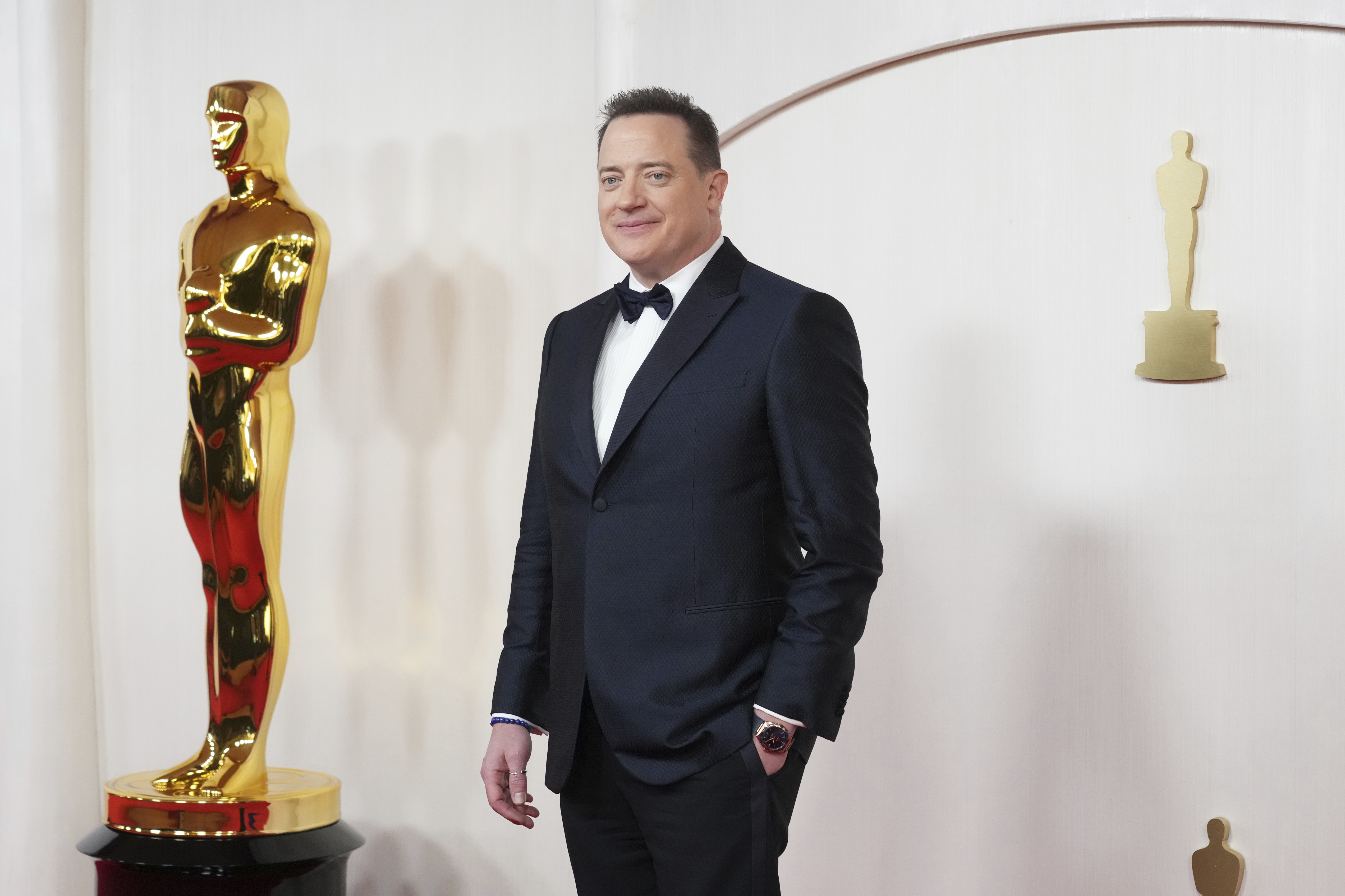 Brendan Fraser en la alfombra roja de los premios Oscar 2024.