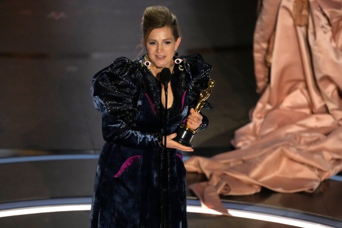 Holly Waddington recibe el premio a Mejor Diseño de Vestuario por su trabajo en 'Poor Things'