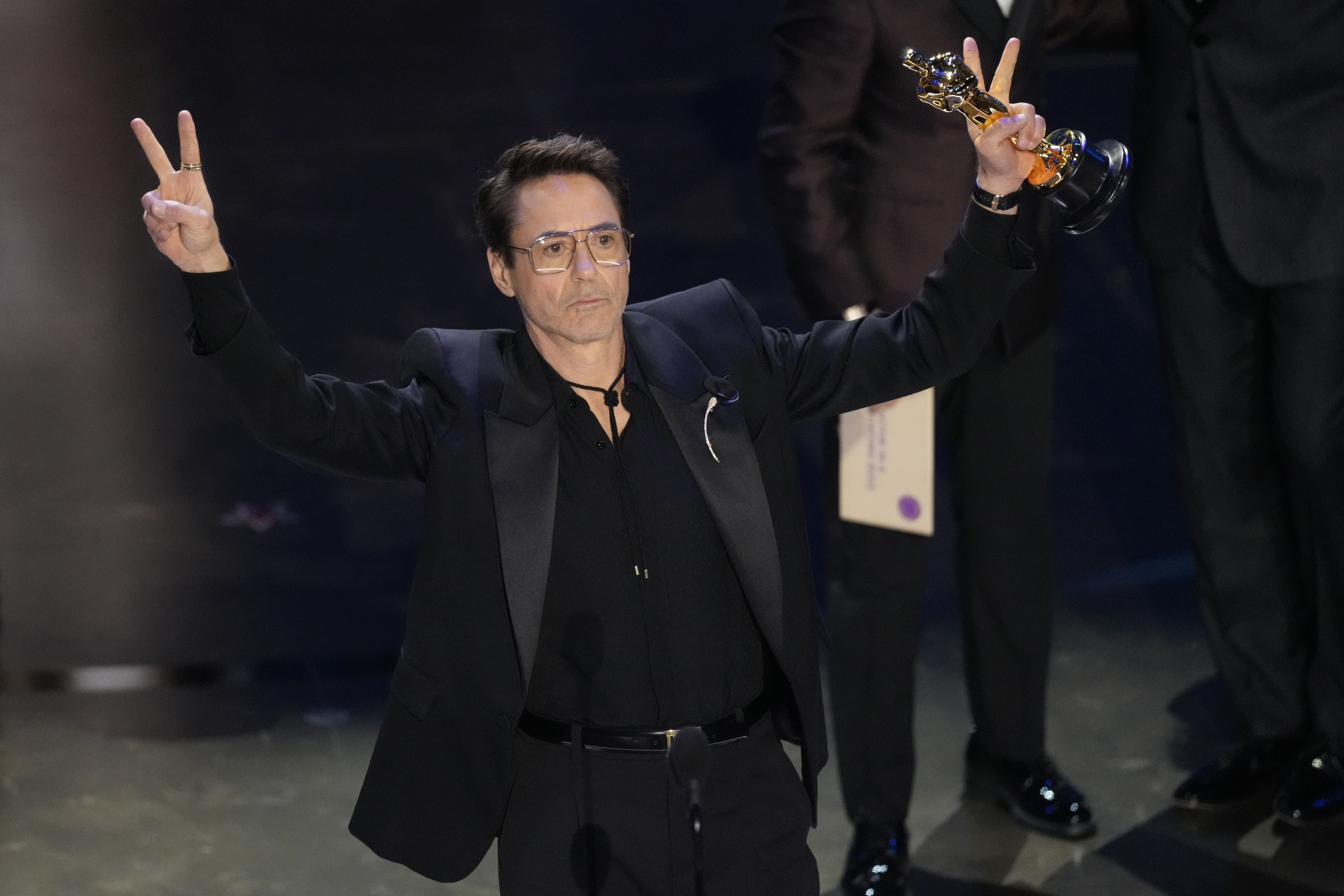 Robert Downey Jr. recibe su premio como Mejor Actor de Reparto