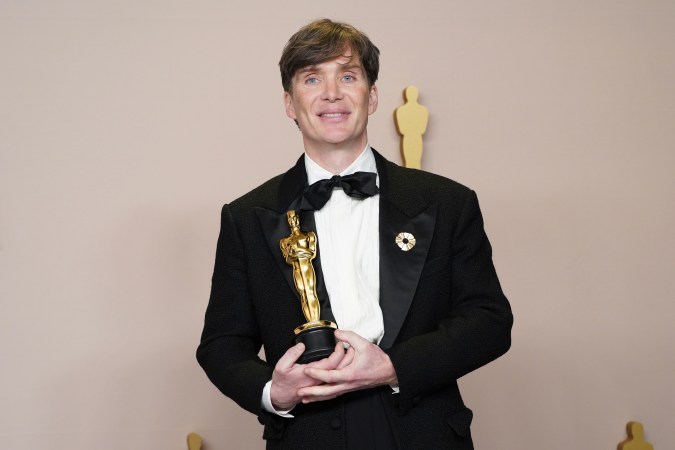 Cillian Murphy con su premio Oscar a Mejor Actor por su protagónico en ‘Oppenheimer’.