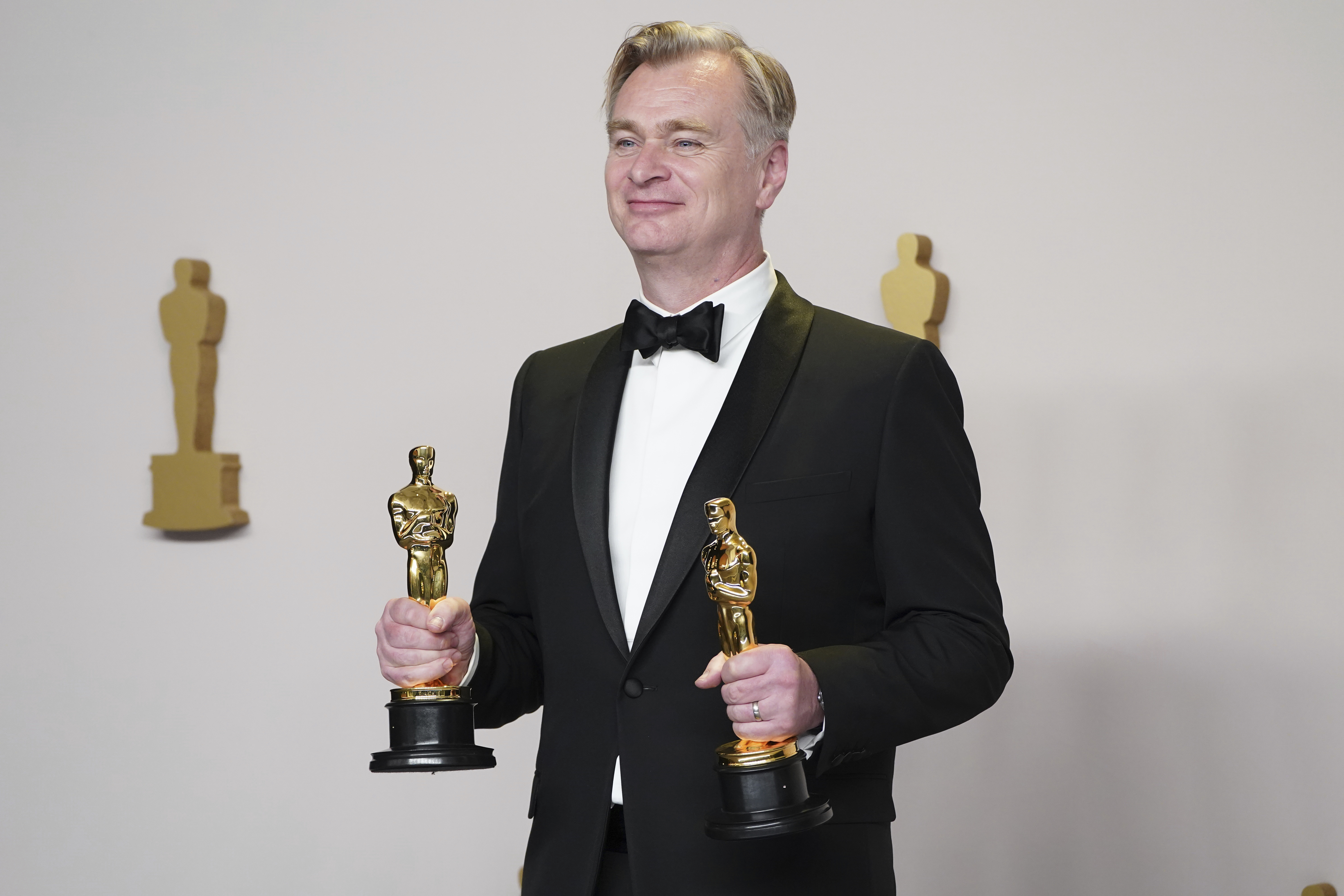 Christopher Nolan con los premios al Mejor Director y a la Mejor Película por ‘Oppenheimer’ en los Oscars.