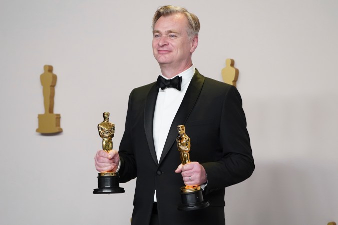 Christopher Nolan con los premios al Mejor Director y a la Mejor Película por ‘Oppenheimer’ en los Oscars.
