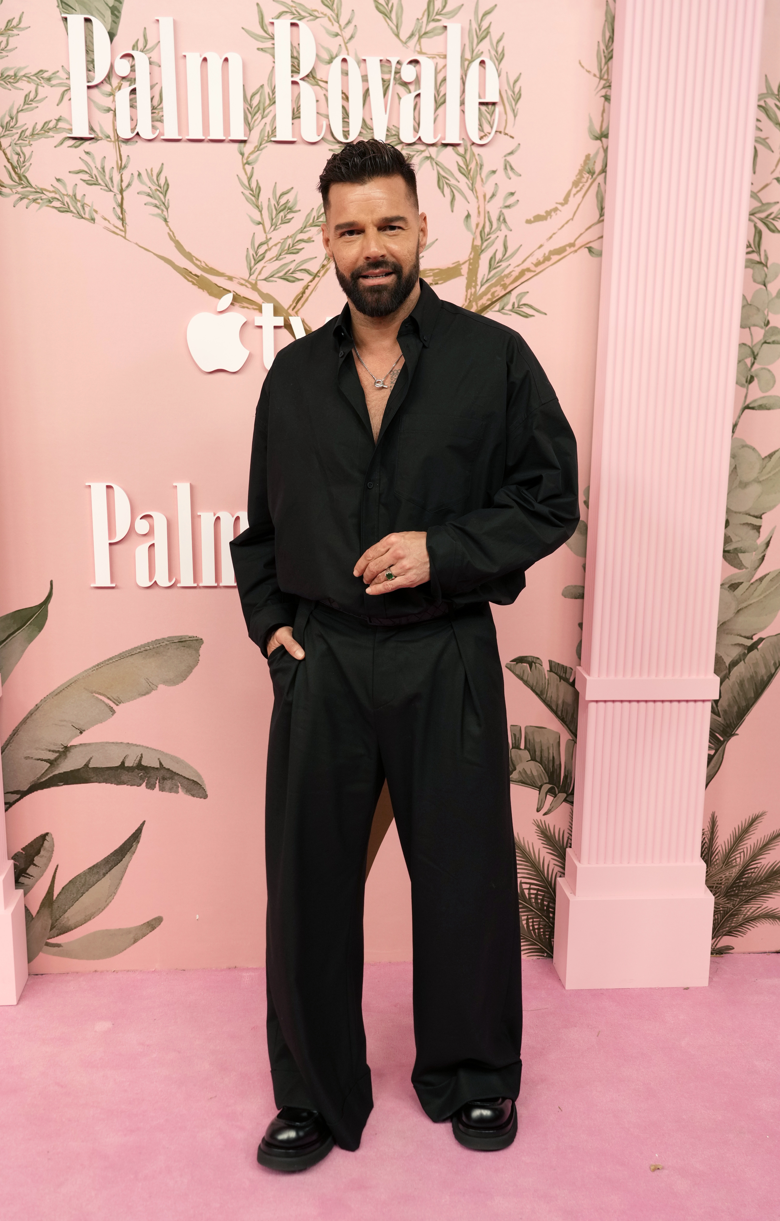 Ricky Martin en la alfombra roja de 'Palm Royale'.