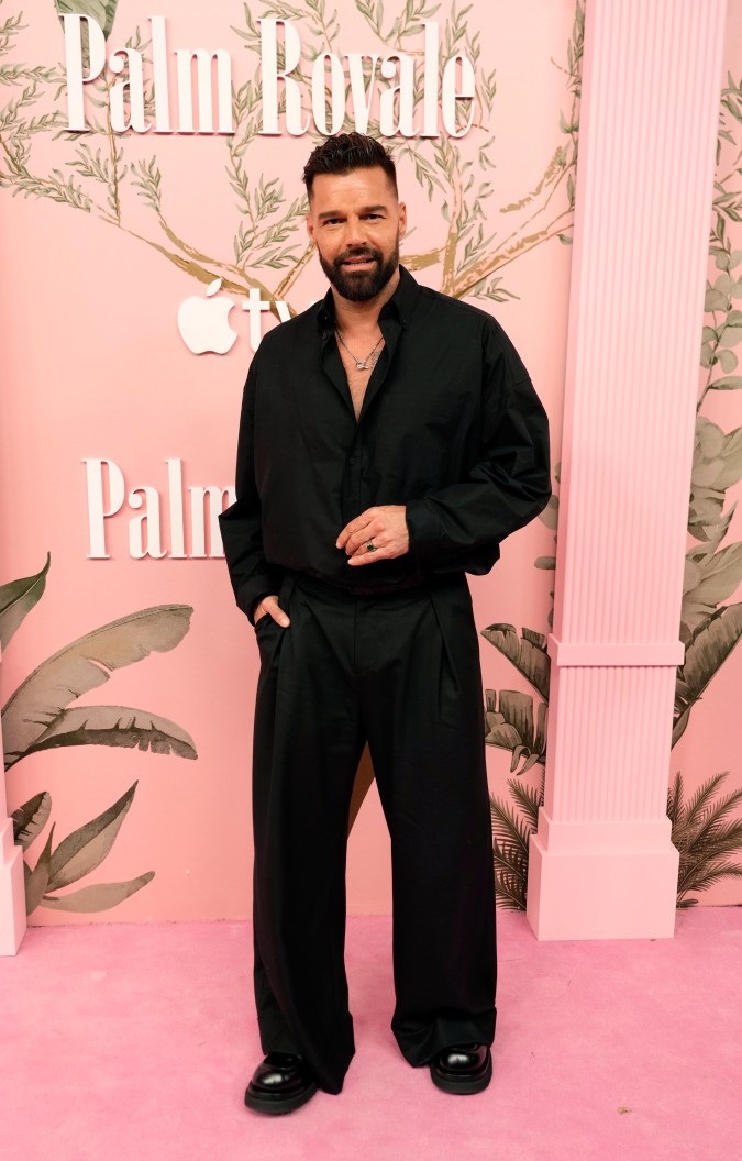 Ricky Martin en la alfombra roja de 'Palm Royale'.