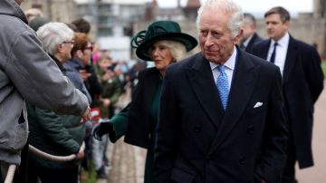 Rey Carlos asiste a la ceremonia de Pascua en el palacio de Windsor este domingo.