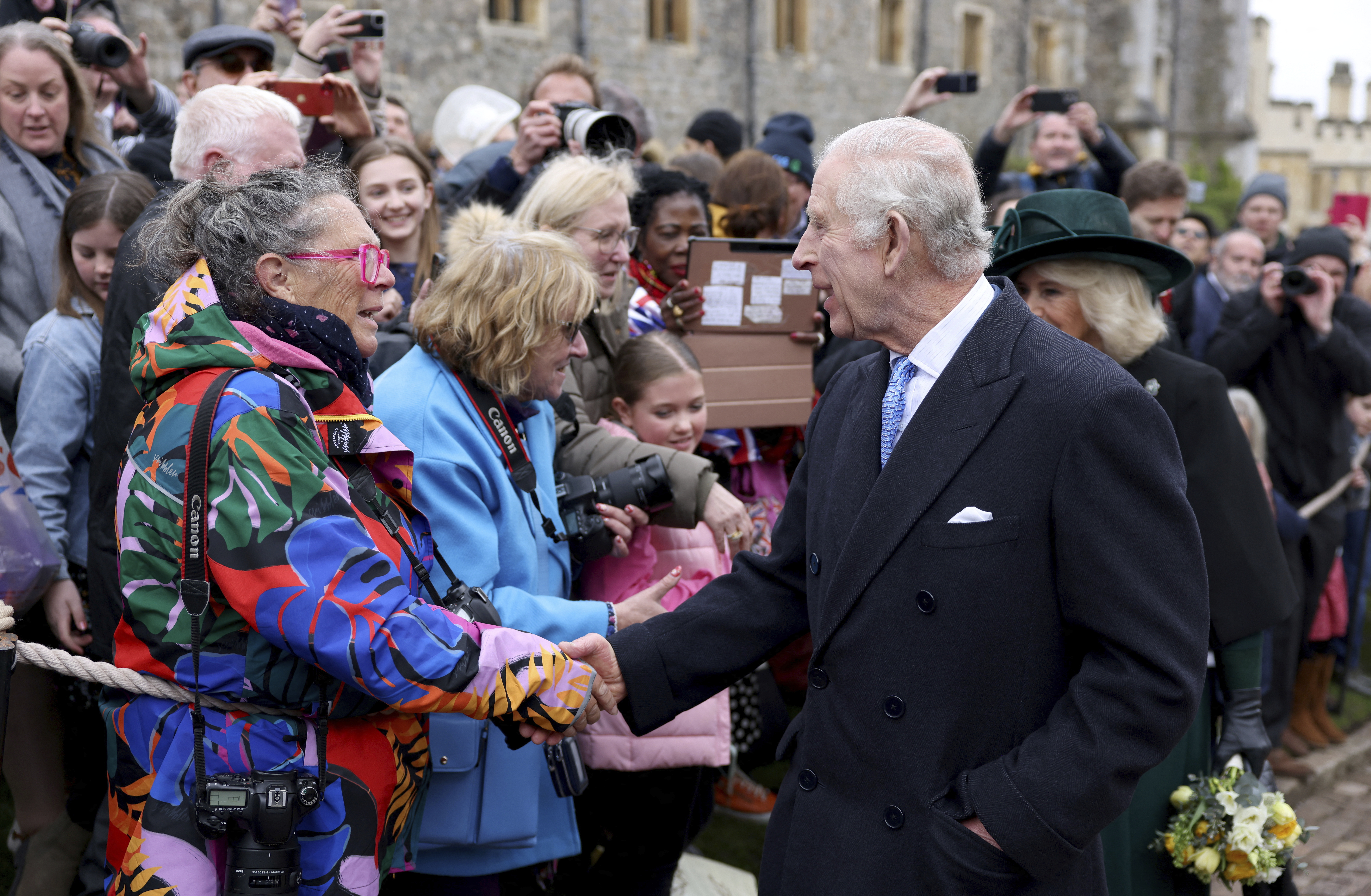 Rey Carlos comparte con algunos ciudadanos en la ceremonia de Pascua en el Palacio de Windsor.